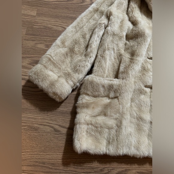 Mincara styled by Russel Taylor Coat - Picture 3 of 9